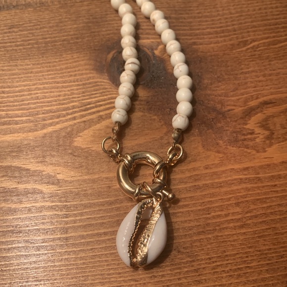 Cowrie shell beaded necklace - Picture 4 of 5